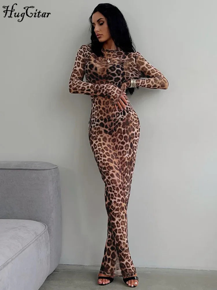 Maxikleid aus transparentem Mesh mit Leopardenprint und langen Ärmeln – figurbetont, auffällig und perfekt für Club oder Urlaub.