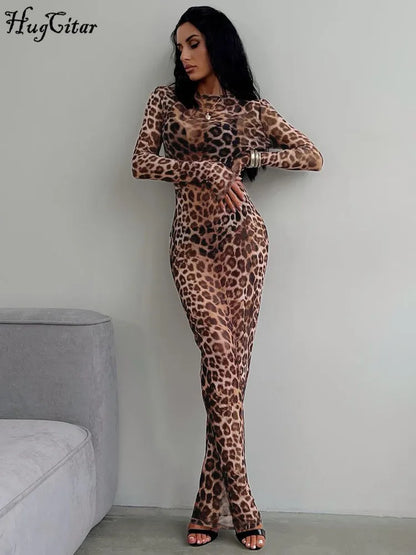 Maxikleid aus transparentem Mesh mit Leopardenprint und langen Ärmeln – figurbetont, auffällig und perfekt für Club oder Urlaub.
