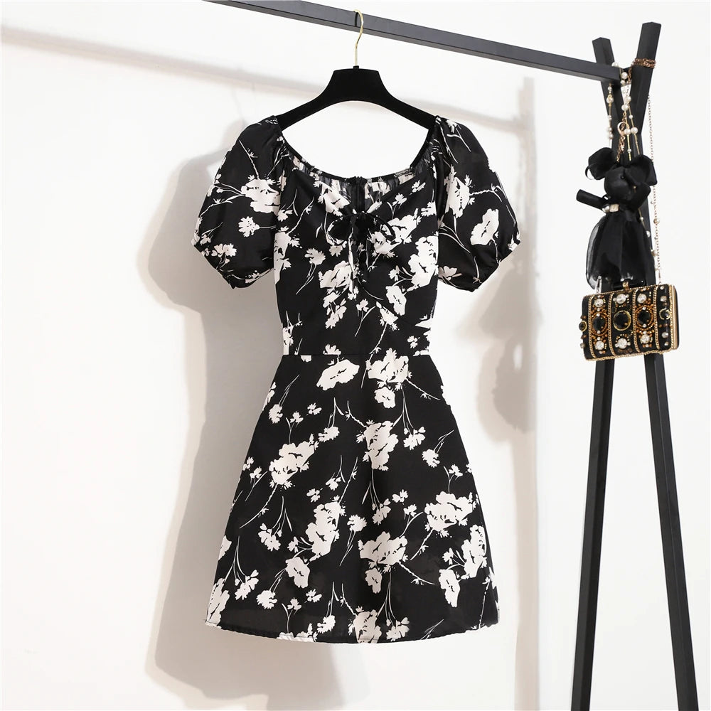 Luftiges Chiffon-Minikleid mit Blumenprint, Puffärmeln und Falten-Details – leicht, verspielt und perfekt für sommerliche Alltagslooks.