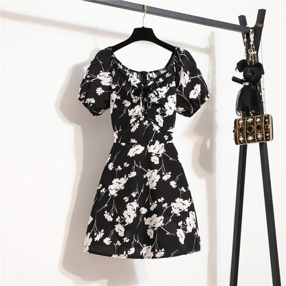 Luftiges Chiffon-Minikleid mit Blumenprint, Puffärmeln und Falten-Details – leicht, verspielt und perfekt für sommerliche Alltagslooks.