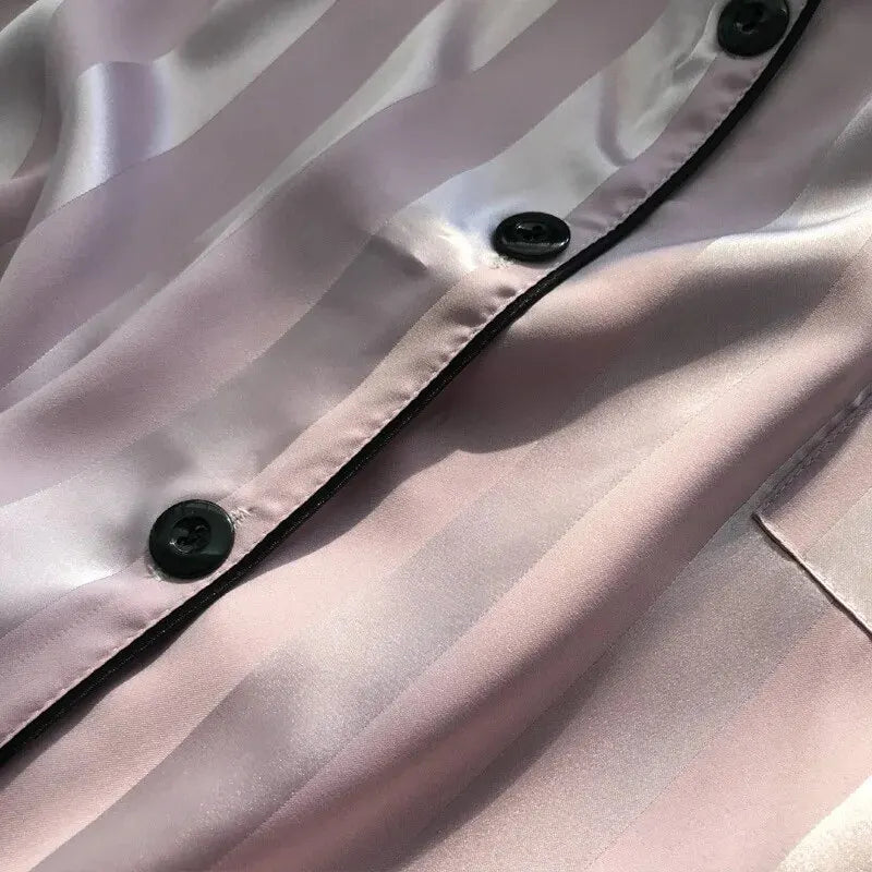 Elegantes Satin-Loungewear-Set in Plus Size mit Streifen, Knopfleiste und langer Hose – weich, stilvoll und ideal für entspannte Stunden.