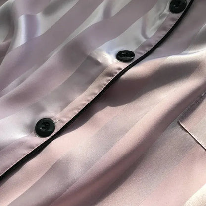 Elegantes Satin-Loungewear-Set in Plus Size mit Streifen, Knopfleiste und langer Hose – weich, stilvoll und ideal für entspannte Stunden.