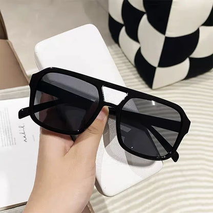 Oversized Square-Sonnenbrille im Studio-Aesthetic – stylisch, farbig & perfekt für auffällige Sommerlooks und Fashion-Statements.