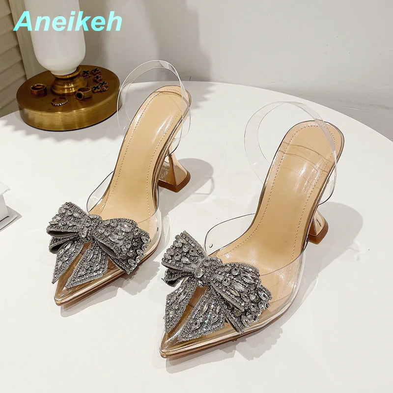 High-Heel-Pumps mit Schleifendetail, spitzer Kappe und Knöchelriemen – elegant, leicht und ein echter Hingucker