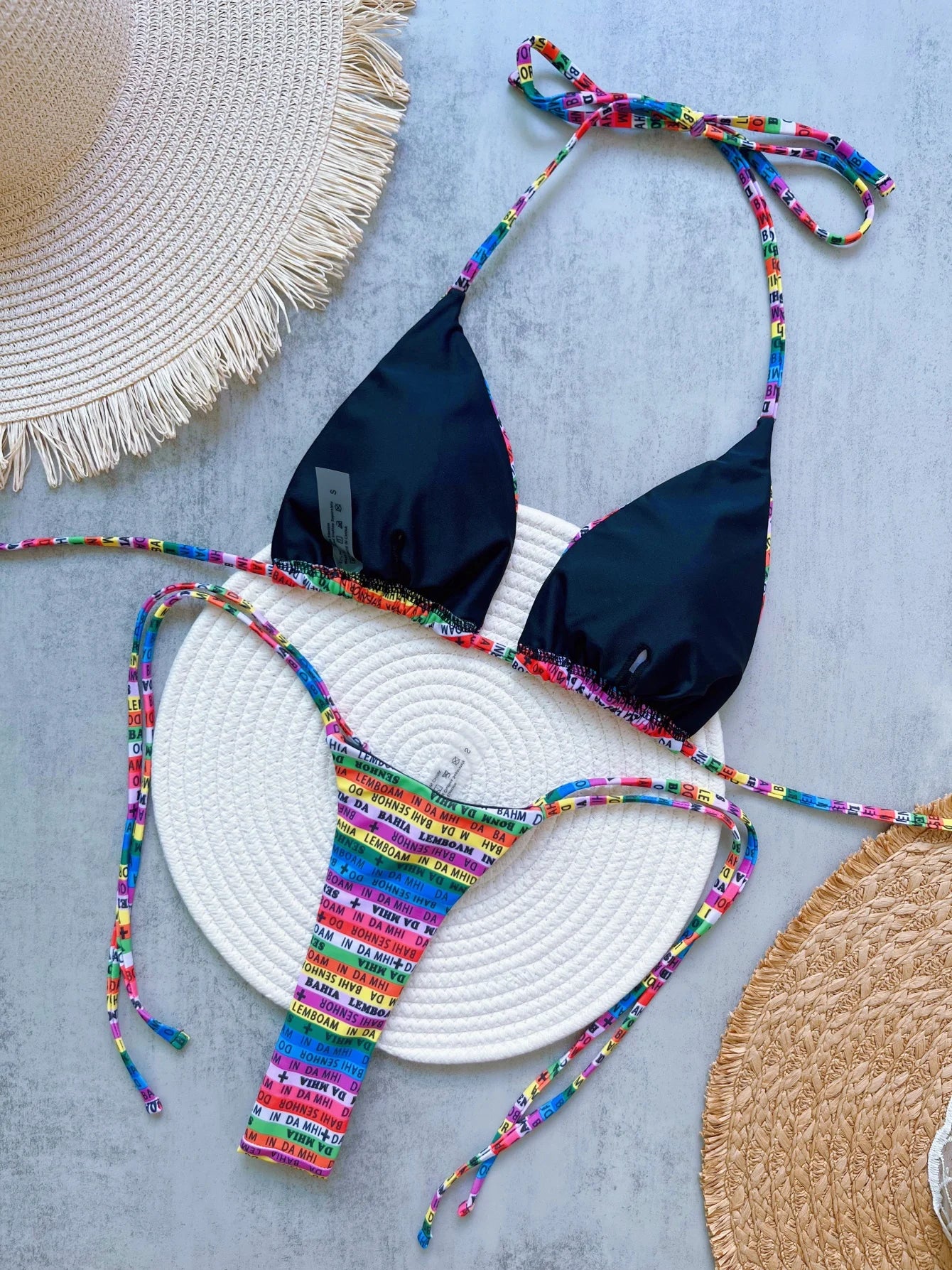 Farbiger Mini-String Bikini – Zweiteiliges Set mit Buchstaben-Print