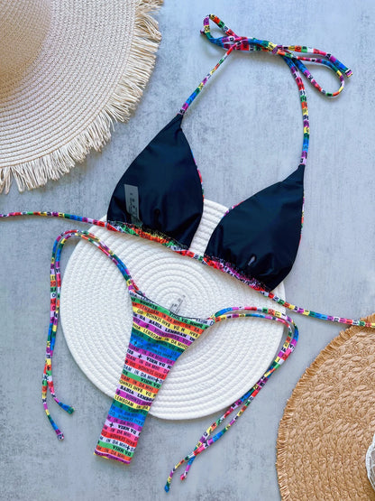 Farbiger Mini-String Bikini – Zweiteiliges Set mit Buchstaben-Print