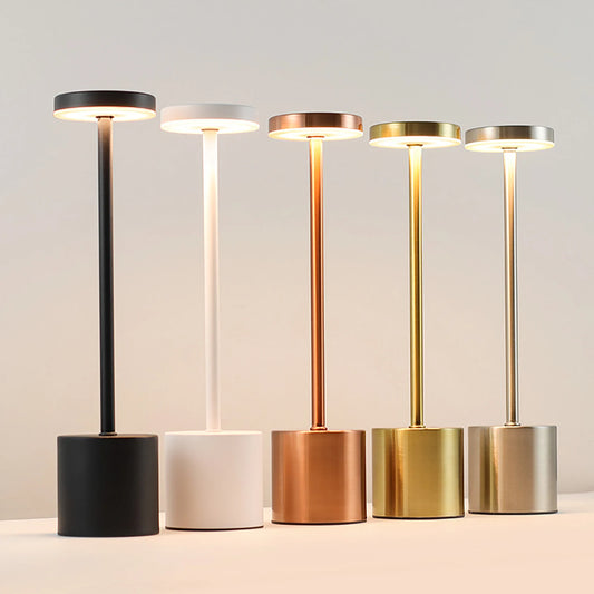LED-Tischlampe aus Metall mit Touch-Funktion, 3 Lichtfarben und USB-Aufladung – für Ambiente drinnen und draußen.