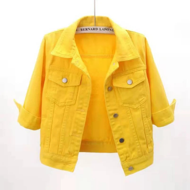 Kurze Jeansjacke in Pastellfarben – locker geschnitten, lässig und ideal für stylische Übergangslooks.