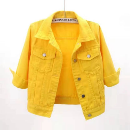 Kurze Jeansjacke in Pastellfarben – locker geschnitten, lässig und ideal für stylische Übergangslooks.