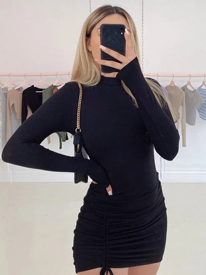 Abito mini bodycon nero con maniche lunghe, colletto alto e arricciature – elastico, aderente e perfetto per feste alla moda.