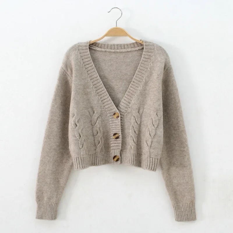 Cropped Strickcardigan mit V-Ausschnitt und Zopfmuster – warm, stylisch und perfekt für lässige Herbst- und Winterlooks.