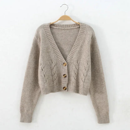 Cropped Strickcardigan mit V-Ausschnitt und Zopfmuster – warm, stylisch und perfekt für lässige Herbst- und Winterlooks.