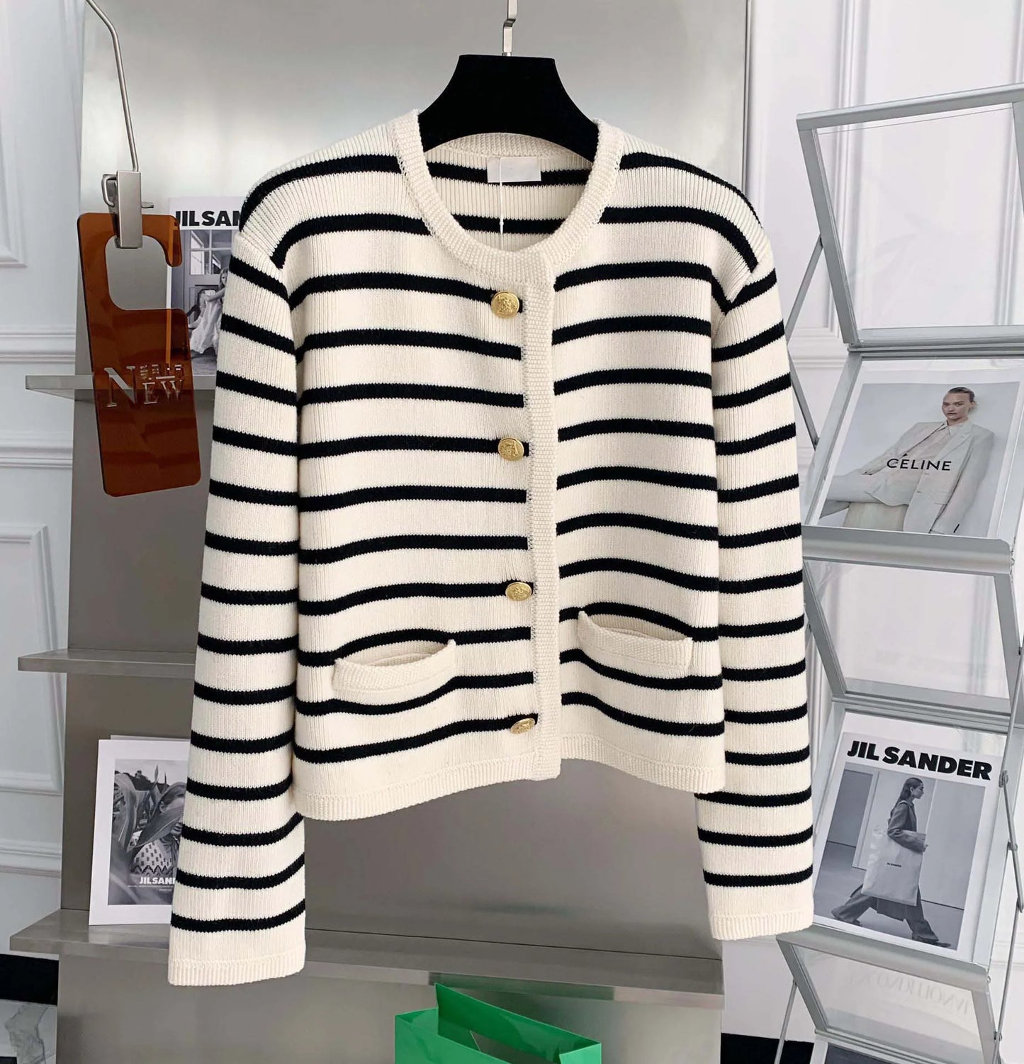 Gestreifter Strick-Cardigan mit Rundhals und Knopfleiste – cropped, chic und perfekt für lässige Looks im Alltag.