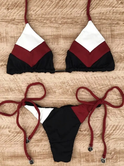 Micro-Bikini – Thong-Design mit tropischem Print und String-Details