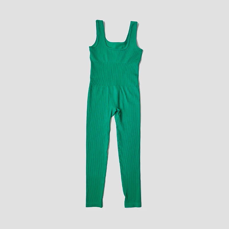 Ärmelloser, gerippter Fitness-Einteiler im Seamless-Design – bequem, figurbetont und ideal für Yoga, Workout oder Gym.