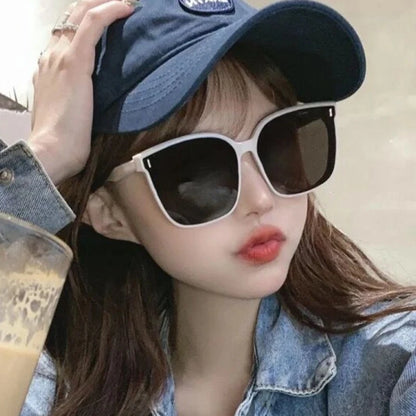 Koreanische Fashion-Sonnenbrille im eckigen Retro-Design – unisex, stylisch und ideal für Strand, Sommer und trendige Outfits.