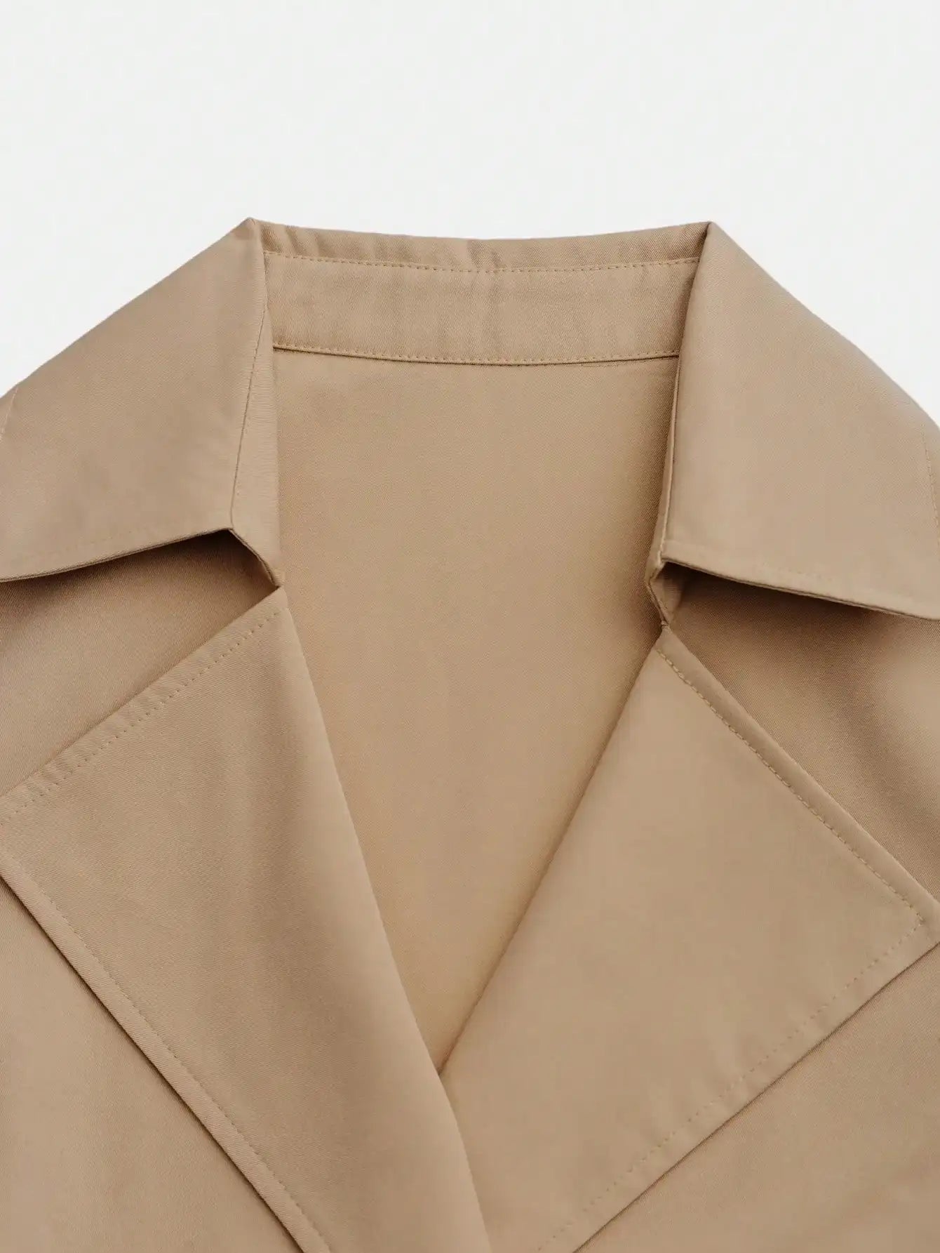 Eleganter Trenchcoat mit Taillengürtel und doppelter Knopfleiste – britischer Stil, figurbetont und perfekt für stilvolle Alltagslooks.