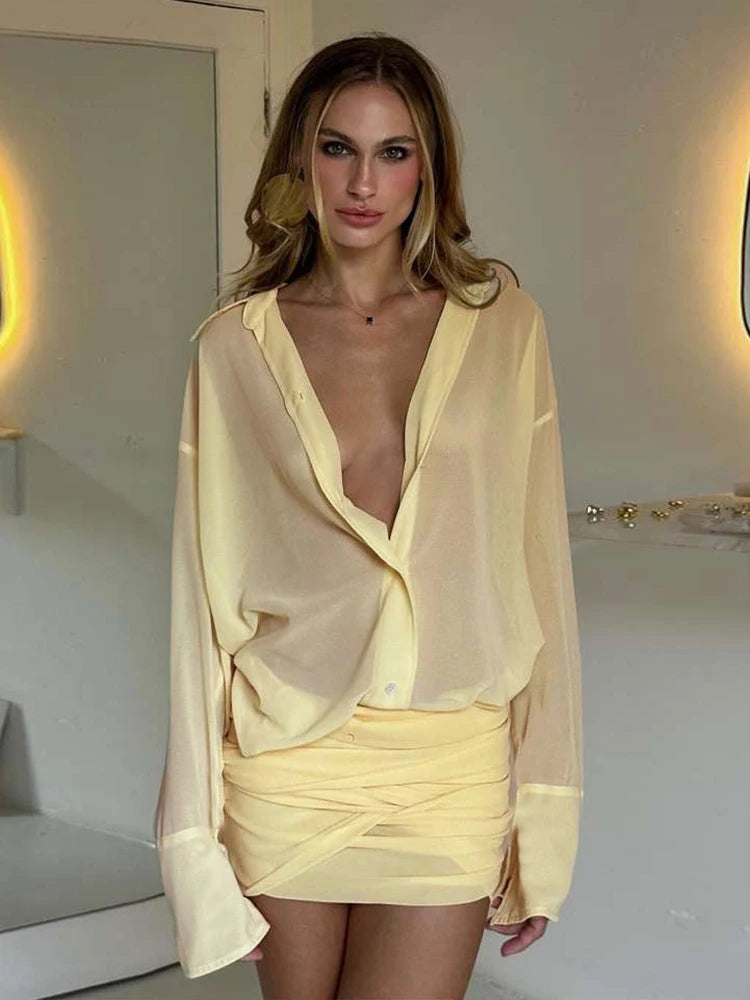 Ruched Patchwork Kleid – Auffälliges Minikleid mit transparenten Details, Vollarm, Knopfleiste und Fransen. Trendige Streetwear mit figurbetontem Design für einen einzigartigen Look.