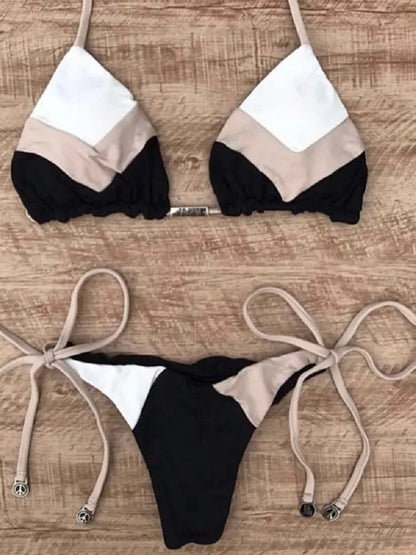 Micro-Bikini – Thong-Design mit tropischem Print und String-Details