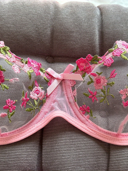Zweiteiliges Dessous-Set mit Blumenstickerei – Verführerische Eleganz & Stil