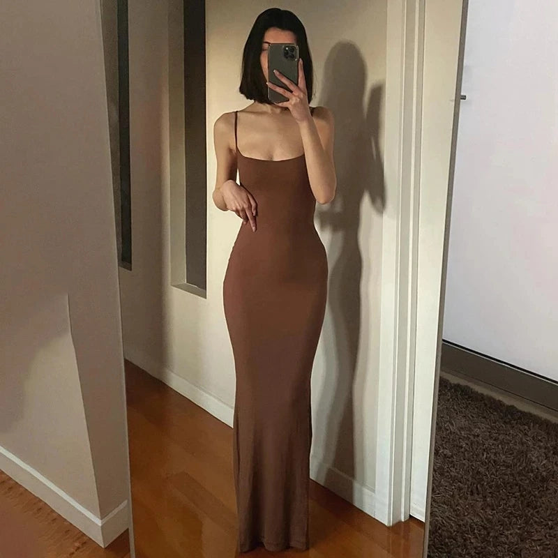 Rückenfreies Satin-Maxikleid mit schmaler Passform und Spaghettiträgern – elegant, figurbetont und perfekt für den Abend oder den Club.