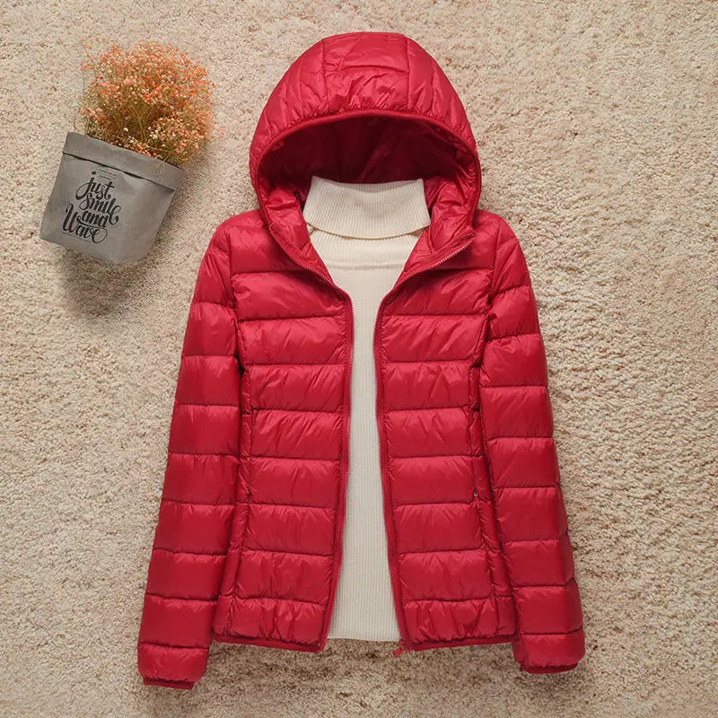 Leichte Daunenjacke mit winddichtem Design – schmal geschnitten, warm und perfekt für kalte Tage mit stylischem Komfort.