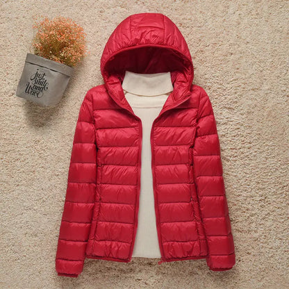 Leichte Daunenjacke mit winddichtem Design – schmal geschnitten, warm und perfekt für kalte Tage mit stylischem Komfort.