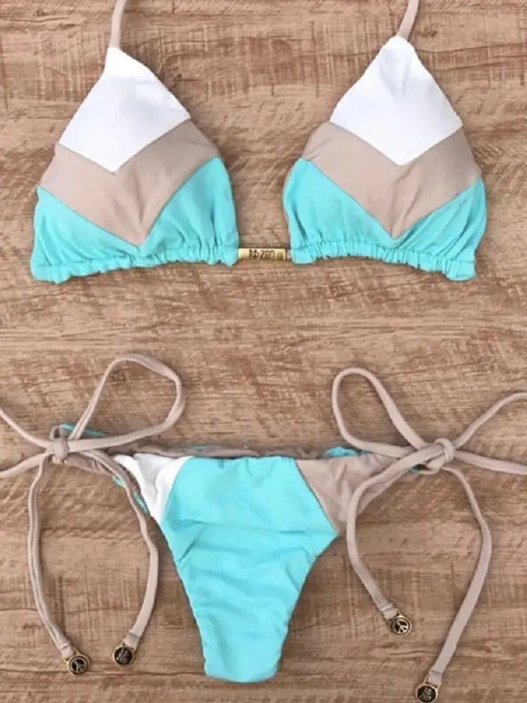 Micro-Bikini – Thong-Design mit tropischem Print und String-Details