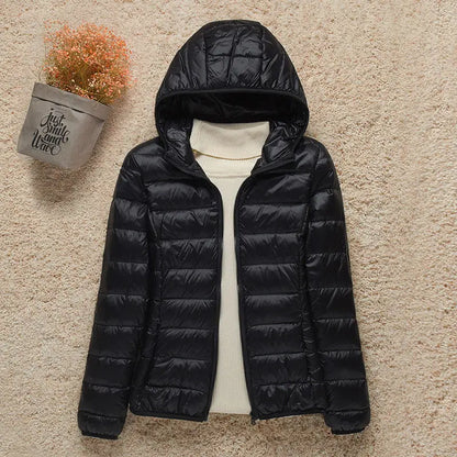 Leichte Daunenjacke mit winddichtem Design – schmal geschnitten, warm und perfekt für kalte Tage mit stylischem Komfort.