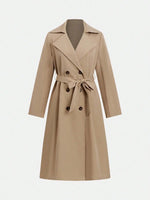 Eleganter Trenchcoat mit Taillengürtel und doppelter Knopfleiste – britischer Stil, figurbetont und perfekt für stilvolle Alltagslooks.
