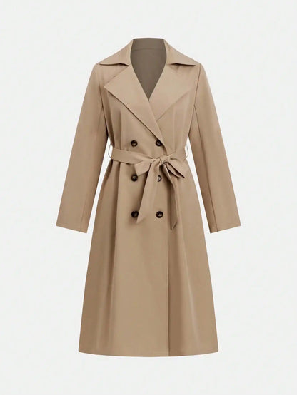 Eleganter Trenchcoat mit Taillengürtel und doppelter Knopfleiste – britischer Stil, figurbetont und perfekt für stilvolle Alltagslooks.