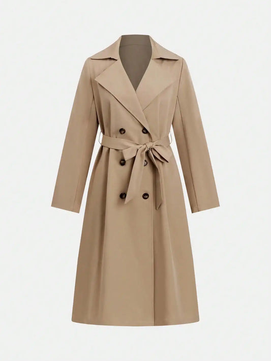 Eleganter Trenchcoat mit Taillengürtel und doppelter Knopfleiste – britischer Stil, figurbetont und perfekt für stilvolle Alltagslooks.