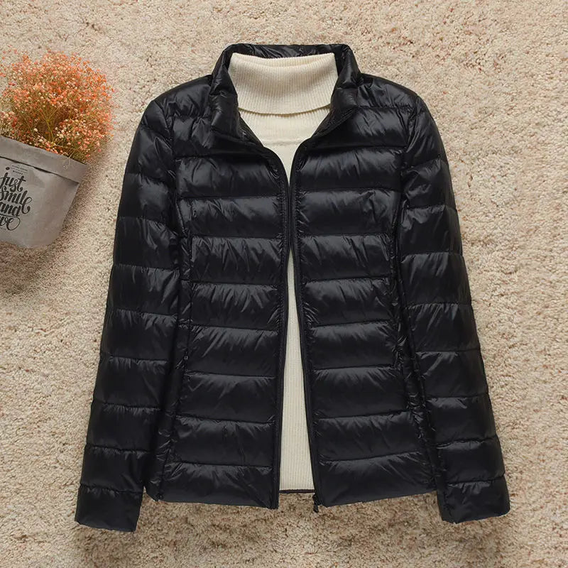 Leichte Daunenjacke mit winddichtem Design – schmal geschnitten, warm und perfekt für kalte Tage mit stylischem Komfort.