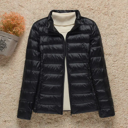 Leichte Daunenjacke mit winddichtem Design – schmal geschnitten, warm und perfekt für kalte Tage mit stylischem Komfort.