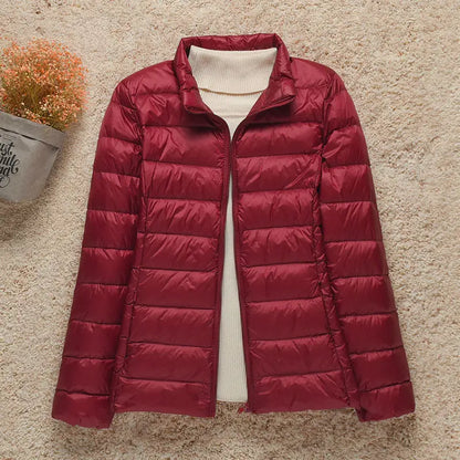 Leichte Daunenjacke mit winddichtem Design – schmal geschnitten, warm und perfekt für kalte Tage mit stylischem Komfort.