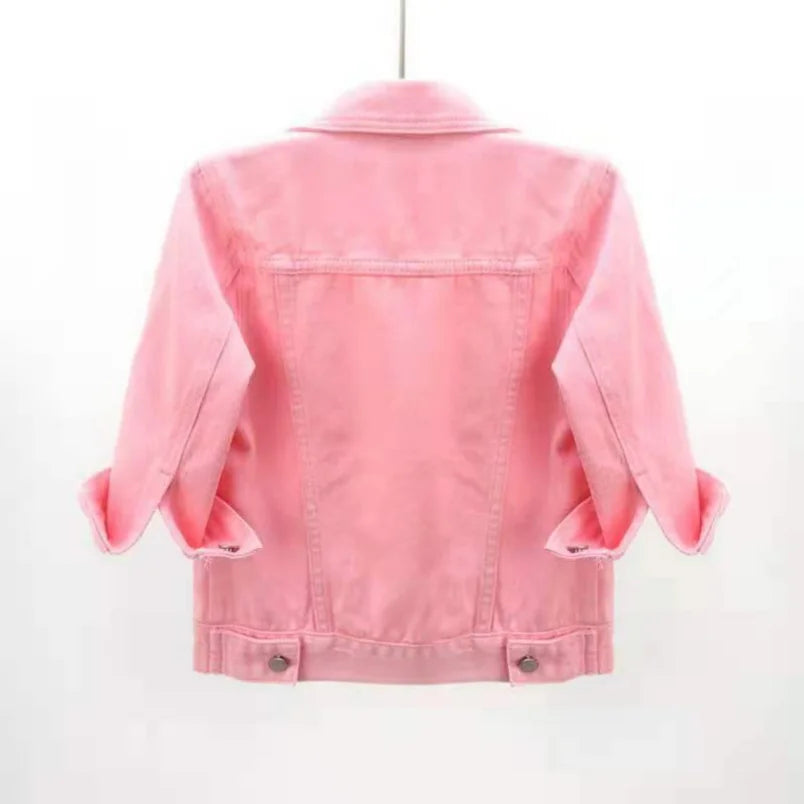 Kurze Jeansjacke in Pastellfarben – locker geschnitten, lässig und ideal für stylische Übergangslooks.