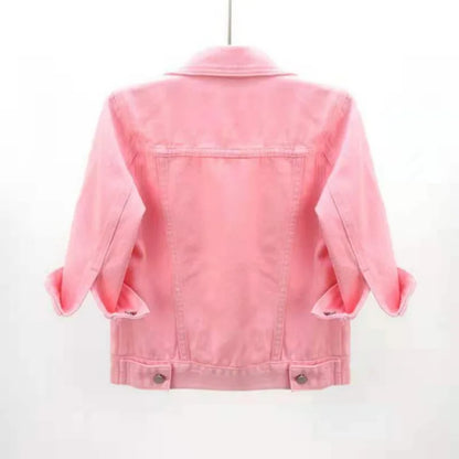 Kurze Jeansjacke in Pastellfarben – locker geschnitten, lässig und ideal für stylische Übergangslooks.
