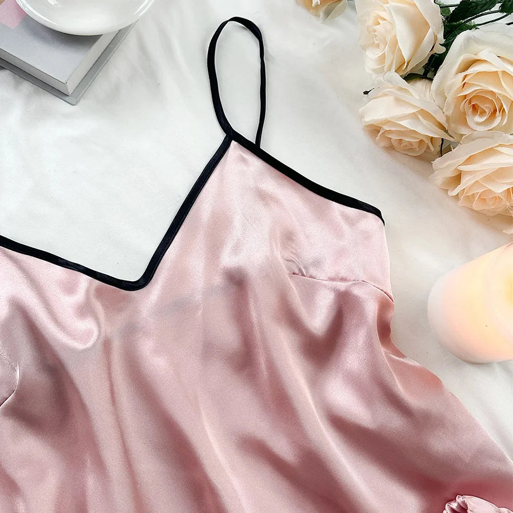 Satin-Pyjama-Set mit V-Ausschnitt, Rüschen und Schleifen-Shorts – schlicht, luftig und ideal für gemütliche Nächte zu Hause.