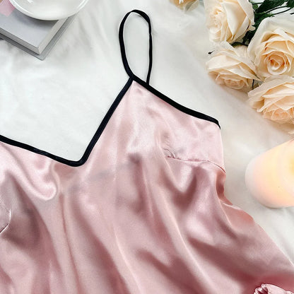 Satin-Pyjama-Set mit V-Ausschnitt, Rüschen und Schleifen-Shorts – schlicht, luftig und ideal für gemütliche Nächte zu Hause.