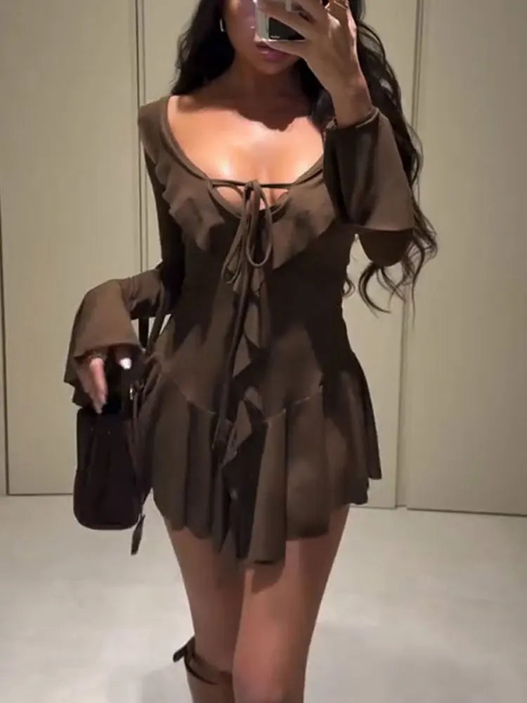 Weißes Mini-Kleid mit Rüschen, Schnürung und V-Ausschnitt – figurbetont, verspielt und ideal für elegante Sommerlooks.