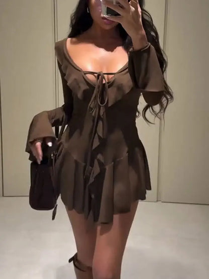 Weißes Mini-Kleid mit Rüschen, Schnürung und V-Ausschnitt – figurbetont, verspielt und ideal für elegante Sommerlooks.