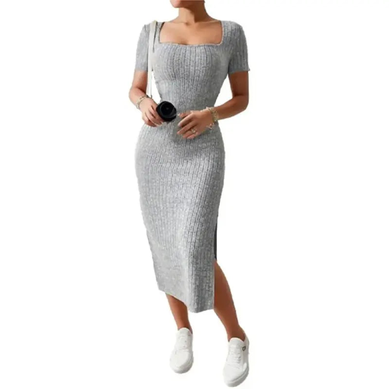 Robe midi côtelée – encolure carrée, coupe ajustée, manches courtes et fente latérale dans un design polyvalent