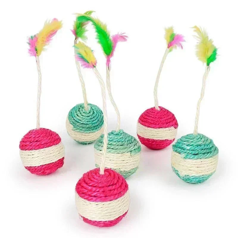 Katzenspielzeug mit Sisal-Kratzball und Feder – ideal zur Krallenpflege und spielerischen Beschäftigung von Kitten und ausgewachsenen Katzen.
