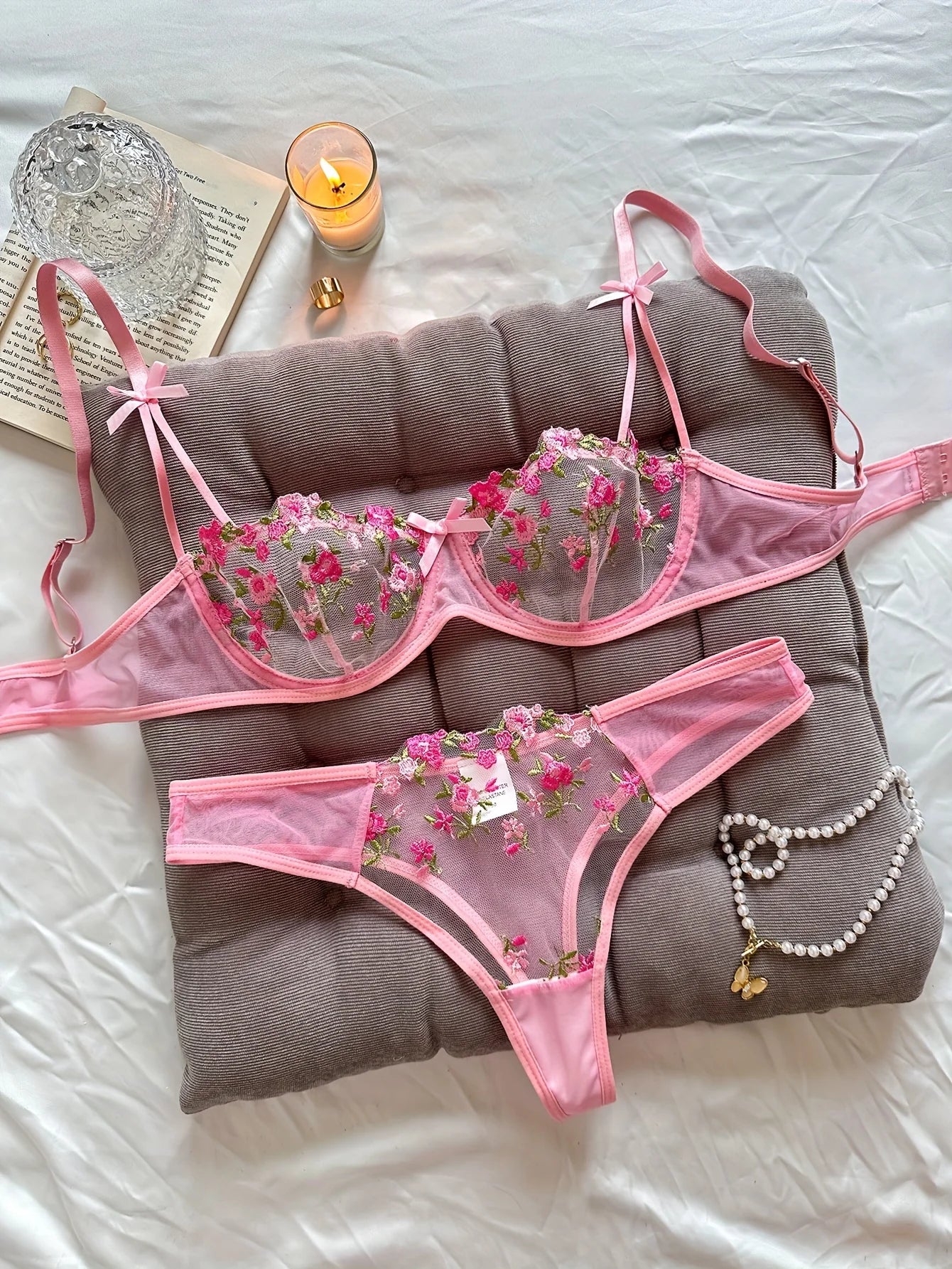 Zweiteiliges Dessous-Set mit Blumenstickerei – Verführerische Eleganz & Stil