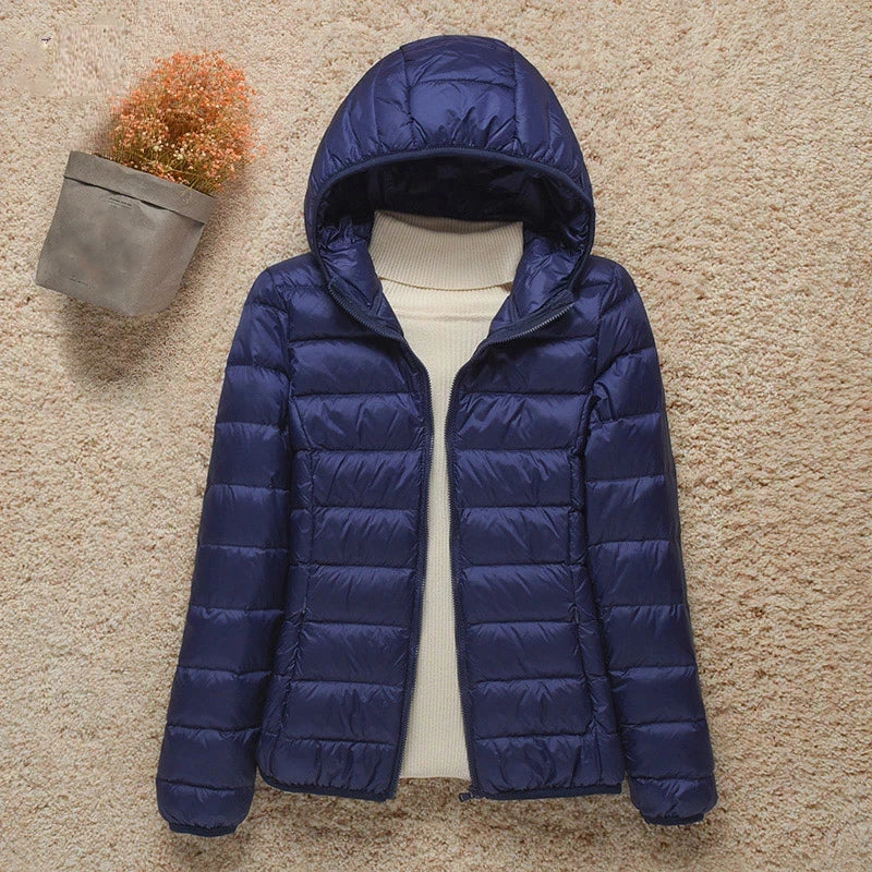 Leichte Daunenjacke mit winddichtem Design – schmal geschnitten, warm und perfekt für kalte Tage mit stylischem Komfort.