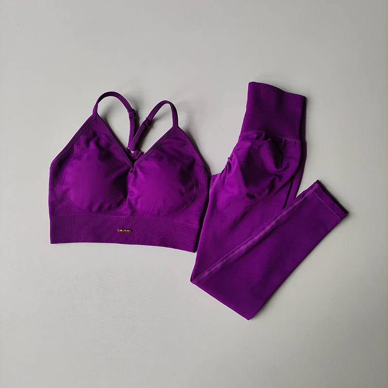 Nahtloses Fitness-Set mit V-Ausschnitt-Bra und figurformenden Leggings – schnelltrocknend, formend und ideal für intensives Training.