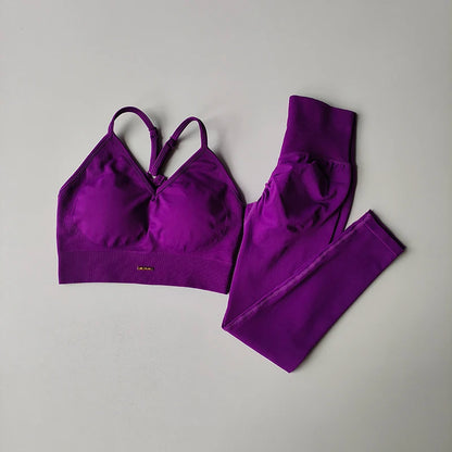 Nahtloses Fitness-Set mit V-Ausschnitt-Bra und figurformenden Leggings – schnelltrocknend, formend und ideal für intensives Training.