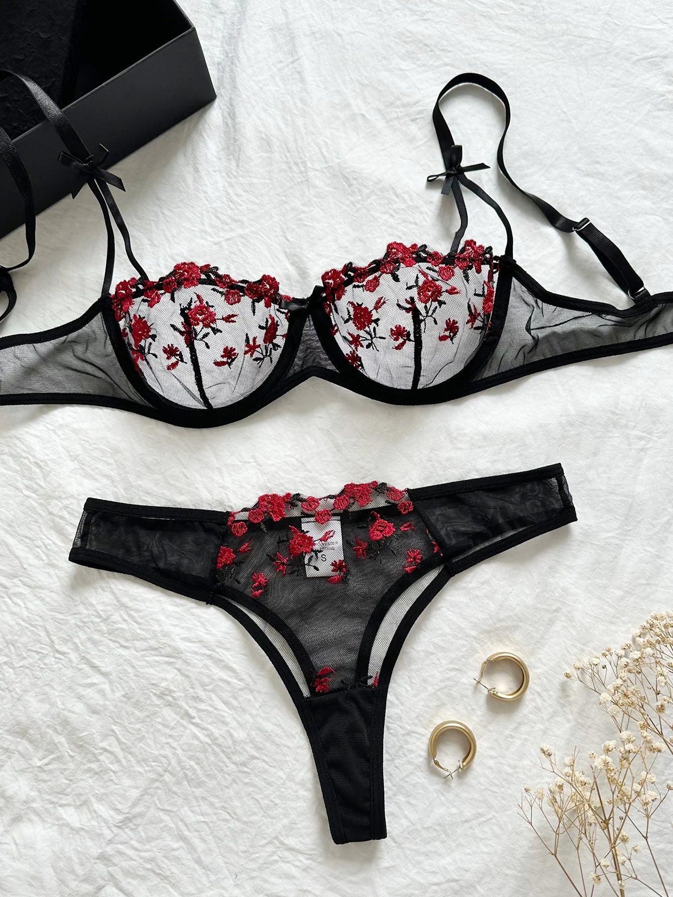Zweiteiliges Dessous-Set mit Blumenstickerei – Verführerische Eleganz & Stil
