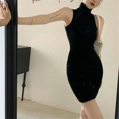 Figure-hugging summer dress with a high collar, over sleeves, and pleated skirt – tailored fit and perfect for elegant, eye-catching looks.