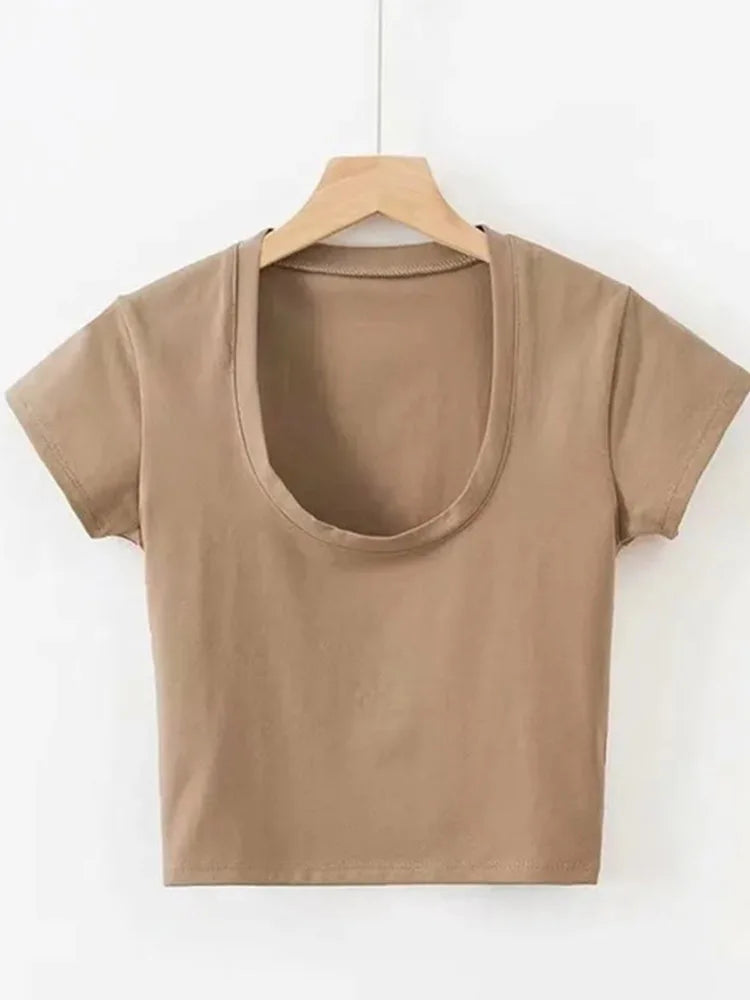 Kurzärmeliges Crop-Top mit U-Ausschnitt und tailliertem Schnitt – schlicht, figurbetont und perfekt für lässige Streetwear-Outfits.